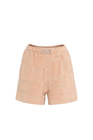бежевый Шорты из махрового трикотажа. Модель свободного силуэта с эластичным поясом на кулиске и брендированным ярлыком. Дополнить образ можно футболкой в таком же стиле.