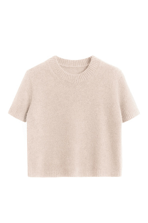 бежевый Трикотажная футболка из пуха лисы. Модель свободного силуэта, с коротким рукавом и круглым вырезом горловины. Края изделия выполнены в рубчик. Дополнить образ можно юбкой.