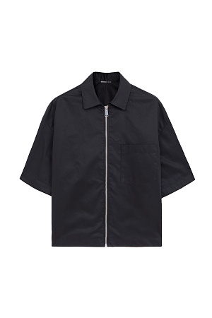 черный Рубашка из хлопка с добавлением полиамида. Модель прямого кроя, со спущенной линией плеч, отложным воротником, короткими рукавами, накладным карманом на груди и застежкой на молнию.