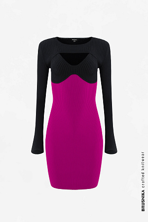 фуксия Сарафан на бретелях из вискозы идет в комплекте со съемным укороченным джемпером с длинными рукавами.