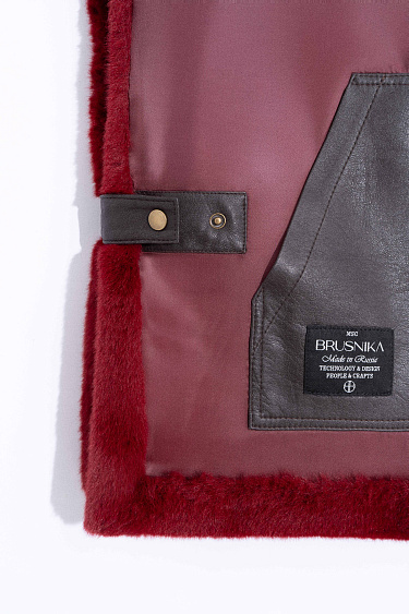 Жилет из экомеха с воротником-стойкой