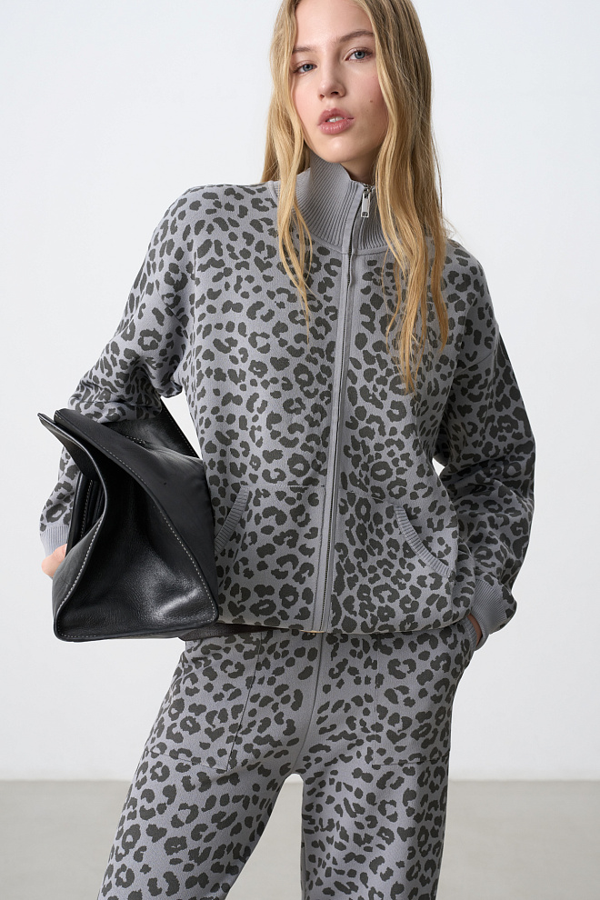 Бомбер с анималистичным принтом