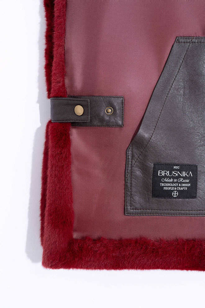 Жилет из экомеха с воротником-стойкой