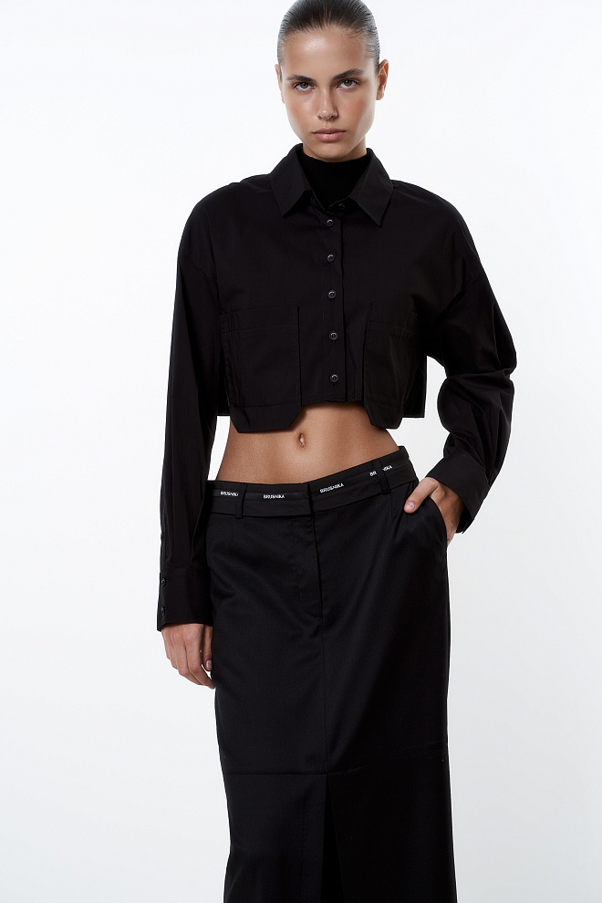 Укороченная рубашка с двумя накладными карманами