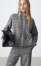 Трикотажный бомбер из вискозы с анималистичным принтом, имитирующим пятна леопарда. Модель свободного кроя, со спущенной линией плеч, воротником-стойкой и двумя боковыми карманами. Застежка на молнию. Края изделия выполнены в рубчик.