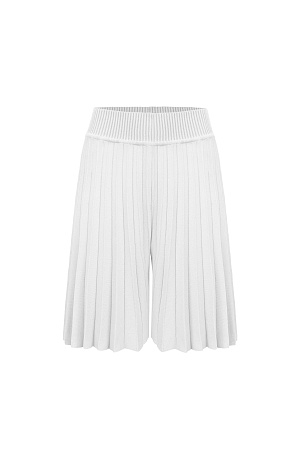 белый Трикотажные шорты плиссе из вискозы. Модель с эластичным поясом.