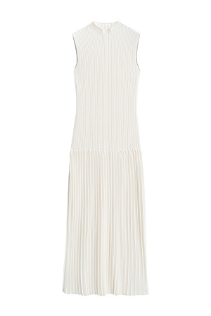 молочный Трикотажное платье длины макси из вискозы. Модель приталенного силуэта, без рукавов, с невысоким воротником-стойкой и юбкой плиссе от бедер.