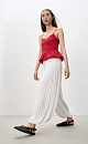 Топ с баской из 100% льна. Модель на тонких регулируемых бретельках, вытачками на лифе и резинкой на спинке. 