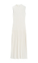 Трикотажное платье длины макси из вискозы. Модель приталенного силуэта, без рукавов, с невысоким воротником-стойкой и юбкой плиссе от бедер.