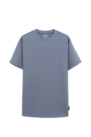 серый Футболка из 100% хлопка. Модель свободного силуэта, с круглым вырезом горловины и спущенной линией плеча.