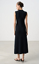 Трикотажное платье длины миди из вискозы. Модель приталенного силуэта, без рукавов, с невысоким воротником стойкой. 
