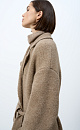 Трикотажное пальто на запах из смесовой шерсти с поясом в тон. Модель свободного силуэта со спущенной линией плеча и накладными карманами. Отложной воротник с прямоугольными лацканами. Изделие без подкладки. Дополнить образ можно шарфом и шапкой в тон.