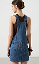 Джинсовый комбинезон из 100% хлопка. Модель с короткой юбкой, шлевками на поясе для ремня, боковыми и задними карманами.Бретели регулируются по длине. 
