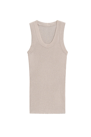 бежевый Трикотажный полупрозрачный топ из 100% хлопка. Модель приталенного силуэта, с глубокой проймой и круглым вырезом горловины. Изделие выполнено в рубчик.