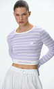 Трикотажный топ в полоску. Круглый вырез, длинные рукава с манжетами. Низ изделия выполнен резинкой с брендированной надписью.