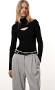 Трикотажная водолазка из вискозы. Модель приталенного силуэта, с длинными рукавами, воротником-стойкой и декоративным вырезом на груди. 