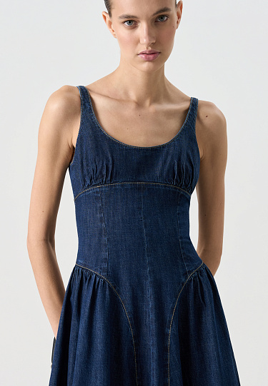 Джинсовое платье с акцентом на талии