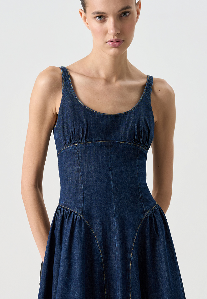 Джинсовое платье с акцентом на талии