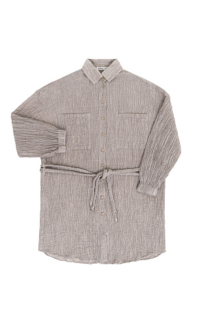 бежевый Платье-рубашка с накладными карманами на груди. Модель свободного силуэта со спущенной линией плеча и поясом в тон.