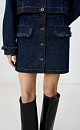 Джинсовая юбка длины мини из 100% хлопка. Изделие декорировано бахромой на карманах. Застежка на металлические пуговицы. Дополнить образ можно жакетом в таком же стиле.