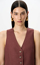 Жилет изо льна. Модель прямого кроя с V-образным вырезом и имитацией карманов. Застежка на пуговицы. Дополнить образ можно джинсами в таком же стиле.