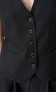 Классический жилет из 100% льна. Модель прямого кроя, с V-образным вырезом, карманами и застежкой на пуговицы.