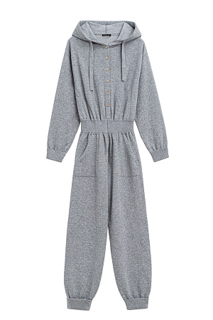 серый Трикотажный комбинезон из шерсти и кашемира, состоящий из худи и брюк. Худи с капюшоном и застежкой на пуговицы, брюки с широким эластичным поясом, боковыми карманами и манжетами на резинке.