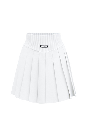 белый Трикотажная юбка длины мини в теннисном стиле. Модель с широким эластичным поясом в рубчик. Изделие декорировано брендированным ярлыком.