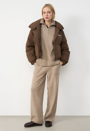 Утепленный пуховик с воротником-стойкой и капюшоном на молнии