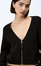 Трикотажный кардиган из 100% хлопка. Модель укороченного силуэта, со спущенной линией плеч, V-вырезом и застежкой на молнию.