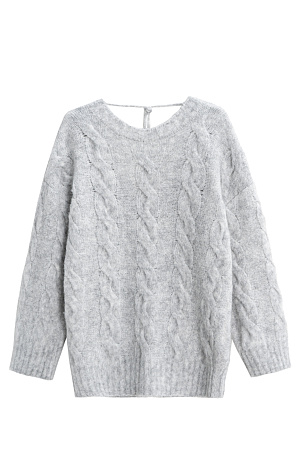 серый Трикотажный джемпер из шерсти и мохера. Модель свободного силуэта со спущенной линией плеч, длинными рукавами, круглой горловиной и глубоким вырезом на спине, фиксирующимся шнурком. Изделие декорировано фактурной вязкой в виде кос. Края изделия выполнены в рубчик.