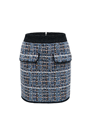 голубой Трикотажна юбка длины мини. Модель классического силуэта выполнена из фактурного твида с имитацией накладных карманов и застежкой на молнию.