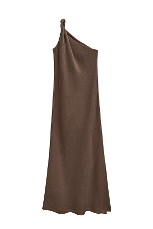 коричневый Платье длины макси из 100% льна. Модель асимметричного кроя, с перекрученной лямкой на одно плечо. Разрез сбоку.