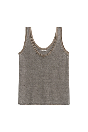 бежевый Трикотажный топ из 100% льна. Модель прямого кроя, на широких бретелях, с глубокой проймой и U-образным вырезом горловины. Края изделия выполнены в рубчик.