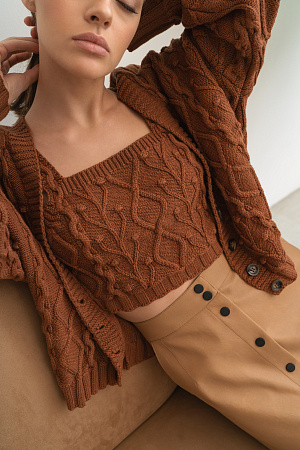 коричневый Фактурный хлопковый кроп-топ на широких лямках сочетается как с брюками, так и с юбками.