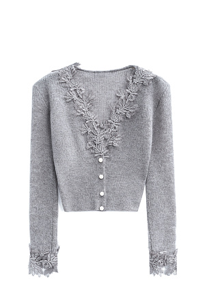 серый Короткий трикотажный кардиган из тонкой шерсти мериноса экстрафайн и альпака экстрафайн. Модель по фигуре с глубоким V-образным вырезом. Застежка на маленькие жемчужные пуговицы. Изделие декорировано тонким кружевом.