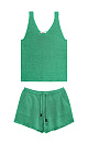 Трикотажный костюм из 100% льна, состоящий из топа и шорт. Топ прямого кроя, без рукавов, на широких бретелях, с глубокой проймой и U-образным вырезом горловины. короткие шорты из 100% льна. Короткие шорты свободного кроя с двумя боковыми карманами, регулиремым поясом на кулиске и валиками по нижнему. 