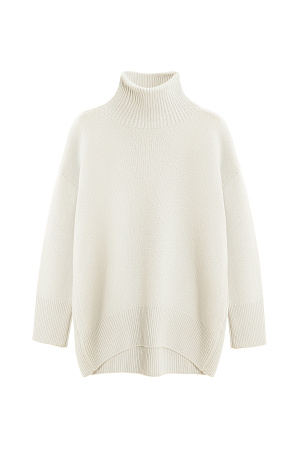 белый Трикотажный джемпер из мягкой шерсти с добавлением кашемира. Высокий ворот, заниженная линия плеч, удлиненная спинка. Края изделия сделаны в широкий рубчик. Можно дополнить комплектными брюками.