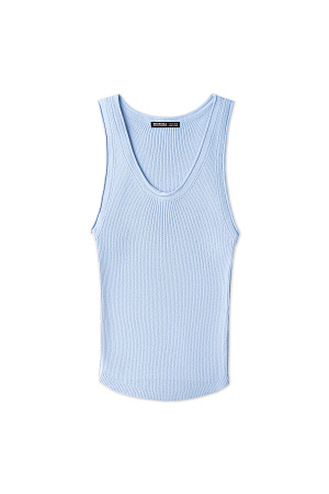 голубой Трикотажная майка из вискозы в рубчик. Модель с глубокой проймой, арочным низом и U-образным вырезом горловины с валиком.