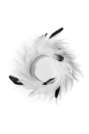 белый Широкое колье из перьев.