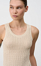 Трикотажный ажурный топ из вискозы с вывязанным орнаментом сердечками. Модель приталенного силуэта, с круглым вырезом горловины, без рукавов, на широких лямках. Края изделия выполнены в рубчик.