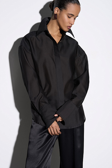 Рубашка из шелка с большими плечами