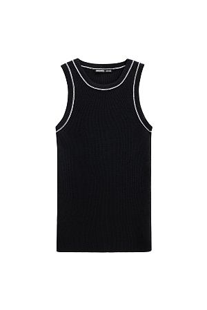 черный Трикотажный топ из вискозы в рубчик. Модель приталенного силуэта, без рукавов и круглым вырезом горловины. Изделие декорировано строчкой контрастного цвета.