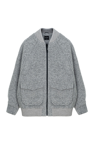 серый Свободный бомбер из валяной шерсти. Горловина и низ на резинке, манжеты застегиваются на пуговицы. Два передних кармана на клапанах. Застежка на молнию.