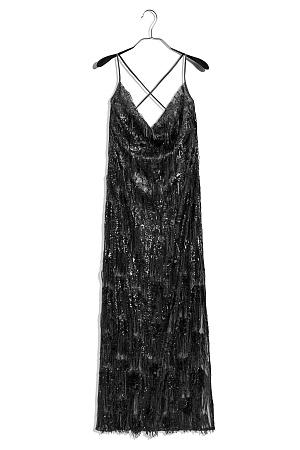 черный Платье длины макси с геометрическим орнаментом и бахромой, выполненными пайетками. Модель на тонких бретелях, без застежки. Изделие выполнено без подкладки.