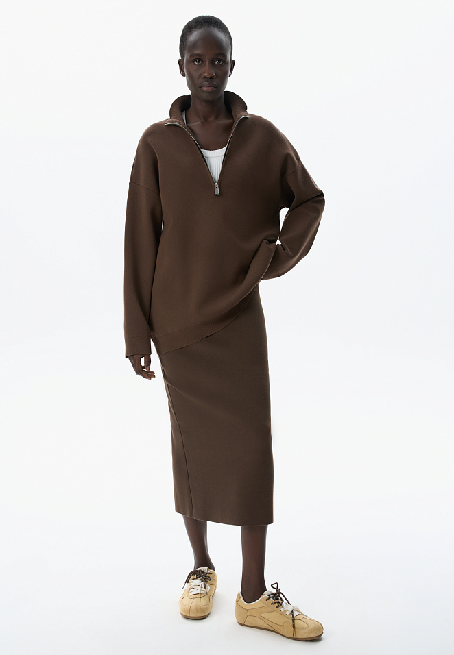 Трикотажная юбка с разрезом сзади