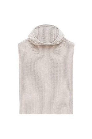 бежевый Трикотажный капор-манишка из кашемира и шерсти. Модель с удлиненными полами.