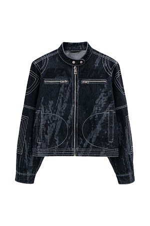 черный Джинсовая куртка из 100% хлопка. Модель свободного силуэта с коротким воротником-стойкой. Изделие декорировано отстрочкой контрастного цвета, формирующей графические акценты на плечах и рукавах, брендированной вышивкой на груди, боковыми карманами и карманами на груди под молнией. Застежка на молнию. Без подкладки.