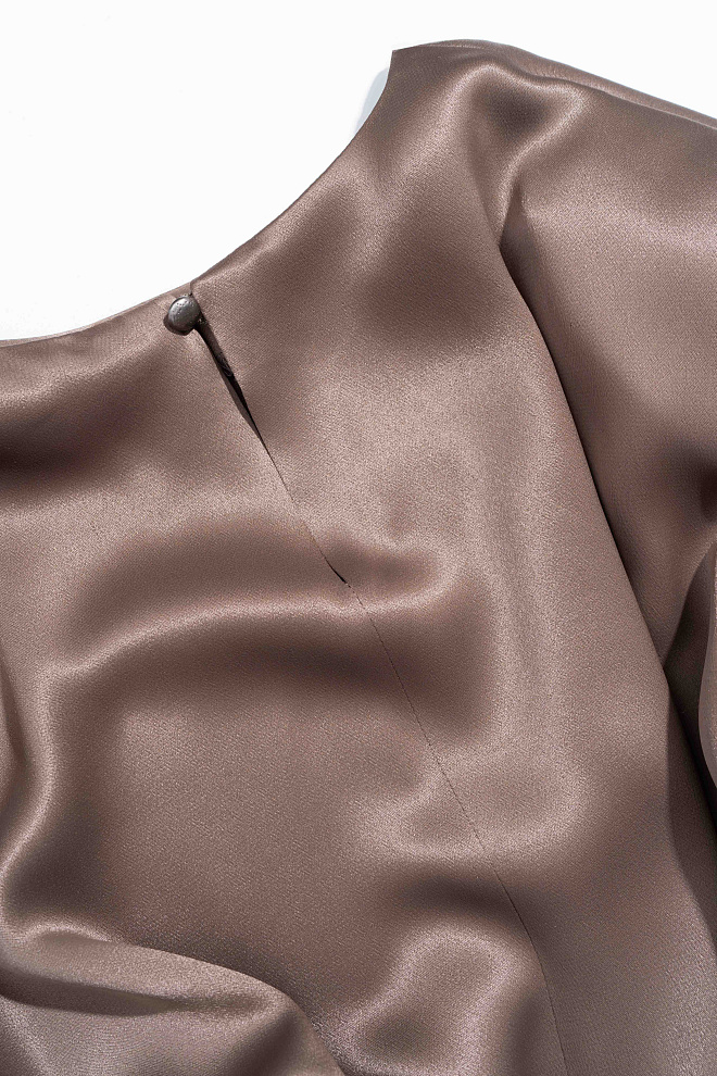 Атласная футболка с подплечниками