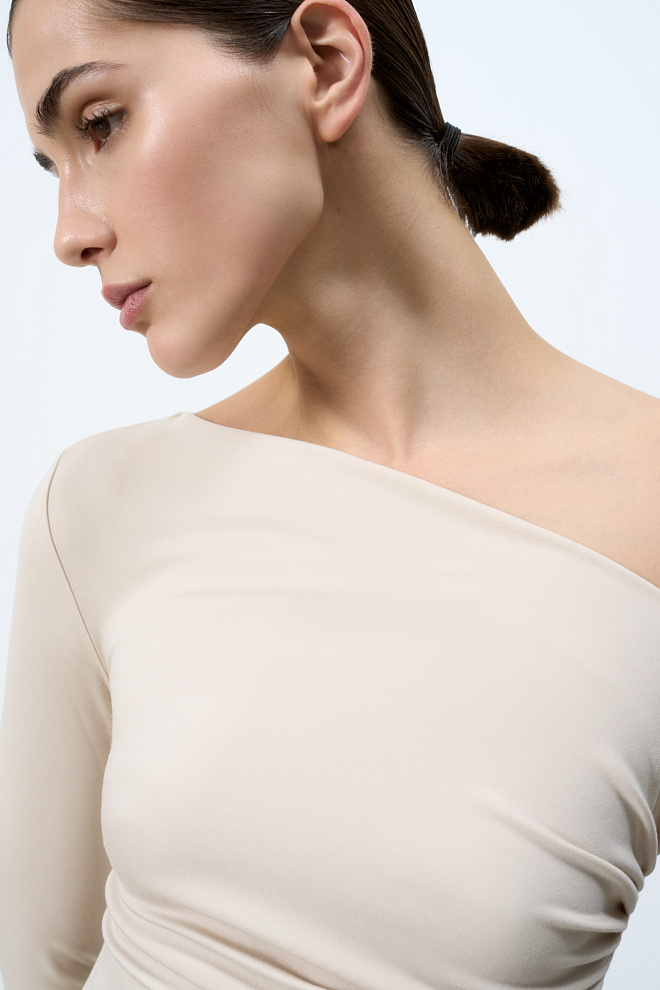 Лонгслив с асимметричным вырезом